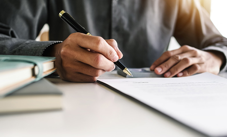 Close up businessman sign a contract 1