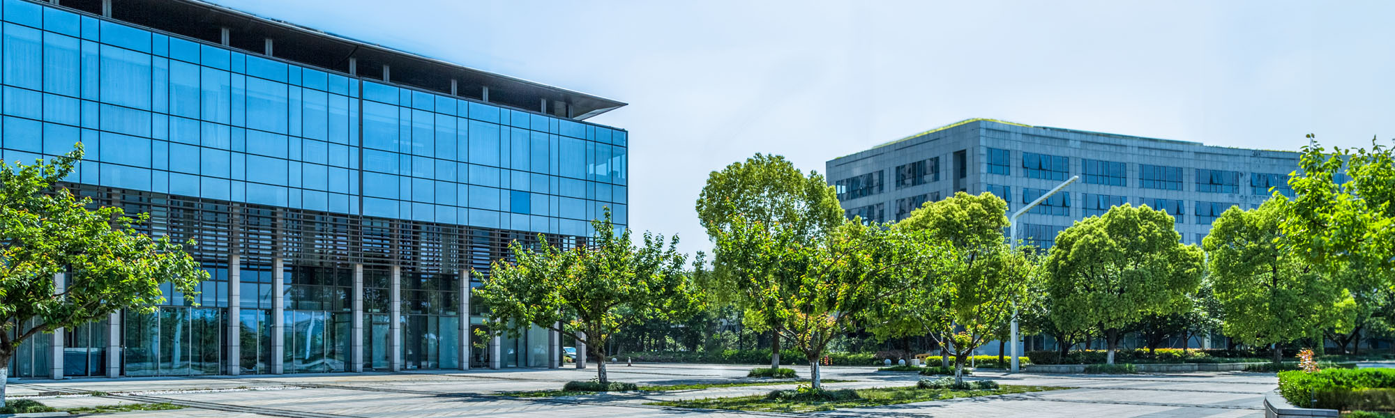 modern office building outdoors in the downtown